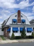 Great Location. Walk to the beach, shops and restaurants