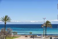 APARTMENT IN CALA MILLOR, Modern, DIRECTLY ON THE BEACH, SEAVIEW, Wifi Incl, up to 4 pers.