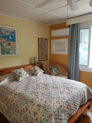 Quaint bungalow overlooking the Caribbean. A short 8 minute walk to Baby Beach Hotels in Sint Nicolaas