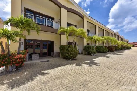 Luxurious 2 bedroom condo a short walk to Eagle Beach