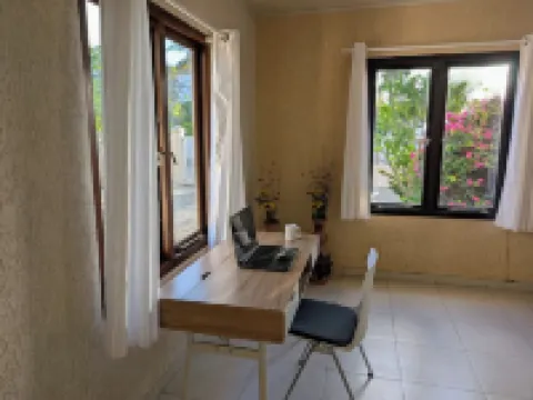 Huge Villa!Walk to Beach, Casinos, and Restaurants.Private Pool & Swim-up Bar.