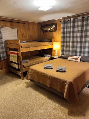 Sportsman’s Dream on Round Lake! Lookout cabin-Minnesota Northwoods-Sleeps 8