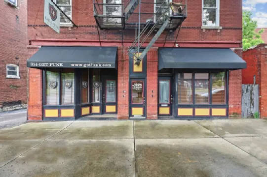 Large Executive 1st Floor Apartment with Chefs Kitchen! Hotels in 