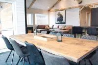 Sensational cabin with hot tub, sauna, fire place, 85" TV and magical views
