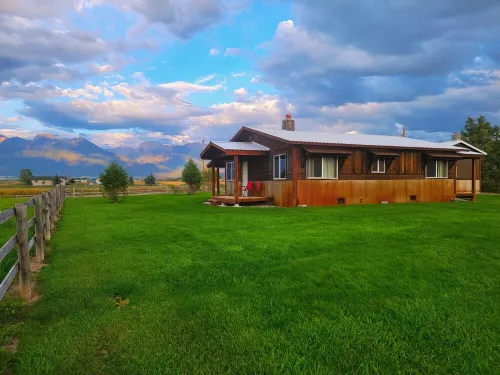 Bison Range 15 minutes away! Cozy Cabin w/Beautiful Creek & Mtn Views! - Chalets
