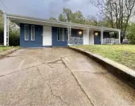 Super Spacious 3 Bedroom House, w/2 Living Rooms and Close to Everything Hotels in Caddo Parish