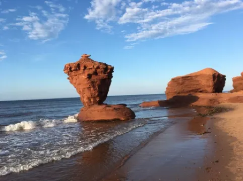 A cozy rustic cottage with a short walk to a fantastic beach in Seaview, PEI