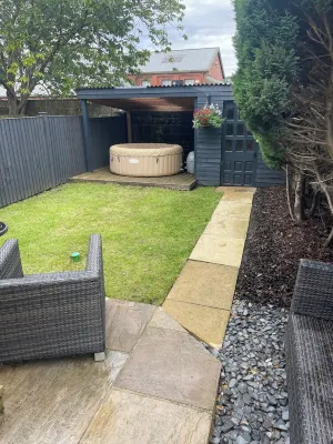 Cheerful 2-Bedroom Town House with Free Parking, Hot Tub & EV Charger