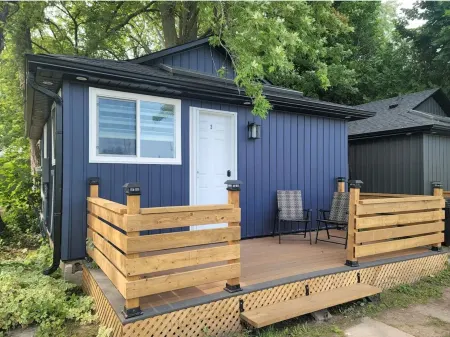 Rustic Cabin Across Innisfil Beach Park