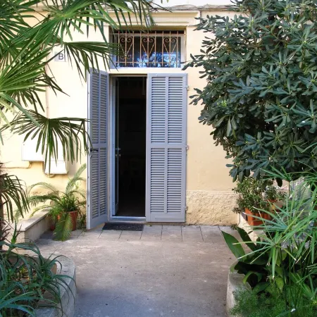 GARDEN OF OLEANDERS - a stone's throw from the Sea