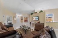 Spacious Vacation Getaway on Canal close to Beach