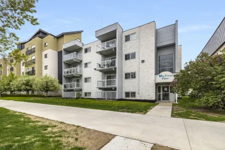 New Modern Condo | Steps from Rogers Place and Macewan University! Отели рядом с достопримечательностью «Art Gallery of Alberta»