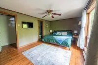 Mac's Place - Cozy Cabin Get Away in the Appalachian Mountains, pets welcome. Grandfather Country Store附近的飯店