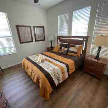 Special 4 bedroom resort home! Minutes away from Disney world! Rooms