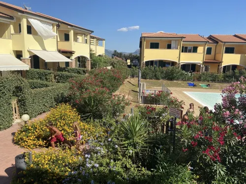 directly on the sea new apartment with garden and swimming pool Hotels in Badesi