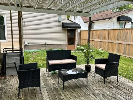 The Boho Oasis: Spacious Deluxe Apartment, Close to All Amenities, Safe & Quiet