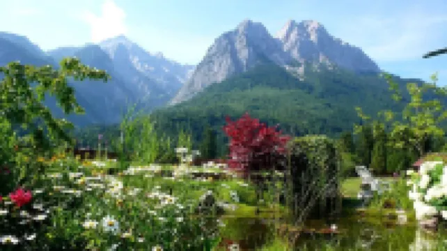 5-star apartment "Kreuzeck" in Grainau & garden/lawn.