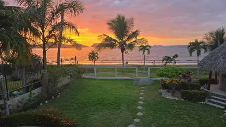 Beachfront Dream Casa Dolphin Potrero Costa Rica Отели рядом с достопримечательностью «Плайя Потреро, Коста-Рика»