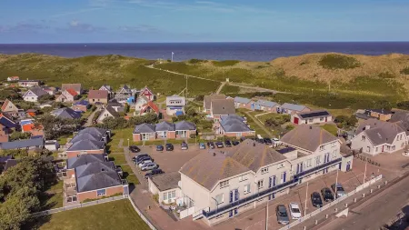 Vacation home in a unique location at the foot of the dunes Отели в г. Callantsoog