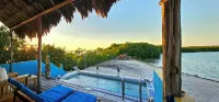 Private Floor Unit-Plunge Pool-WaterFront-Sunset Views-Full Kitchen-Quiet Area โรงแรมใน