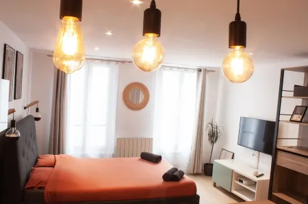 Cosy studio in the heart of the historic center Отели в г. Валь-д’Уаз