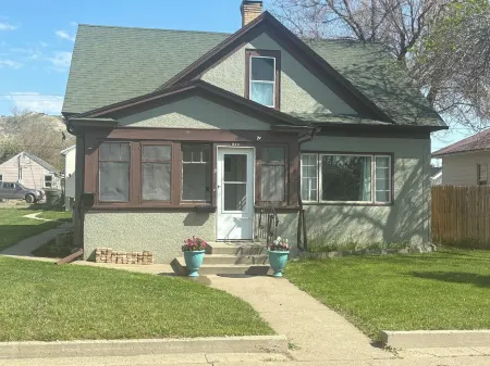 Historic 4b1b 2story Bungalow near Makoshika. Family Friendly Отели рядом с достопримечательностью «Парк штата Макошика»