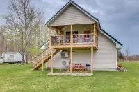 Cozy Solar-Powered Loft: Walk to Lake Champlain! فنادق في 