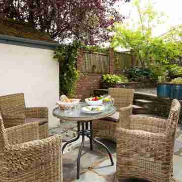 Pippin Cottage Hotel Exterior