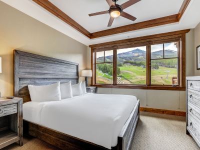 One Ski Hill Place S8421