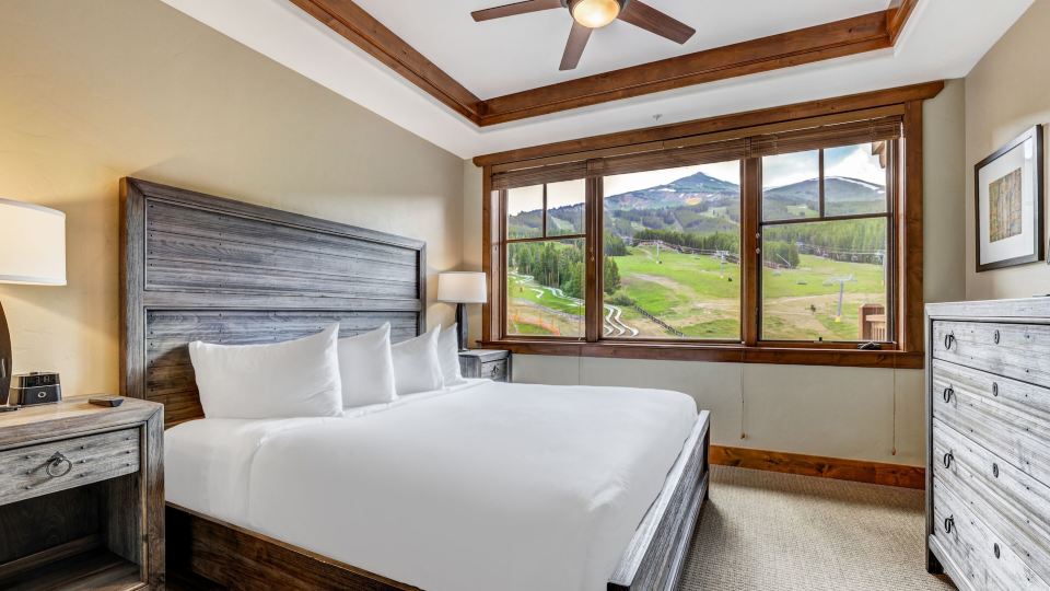 One Ski Hill Place S8421