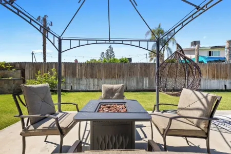 Spacious Home offers quality and comfort. Отели в г. Бейкерсфилд