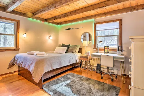 West Cornwall Cabin ~ 4 Mi to Covered Bridge! - Pet friendly