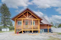 Deck w/ Hot Tub: Ashton 'Cozy Cub Cabin' - Wifi