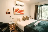 Alpine Riverside Cottages Hotels in Porepunkah