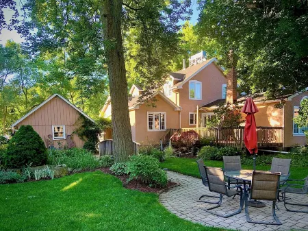 Matisse Bed & Breakfast Отели рядом с достопримечательностью «Сентенниал Лилак Гарден»