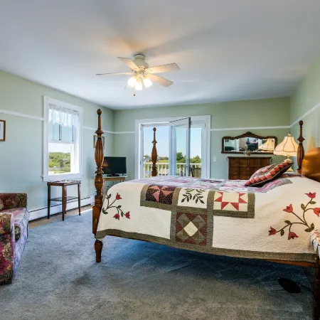 Payne's Harbor View Inn