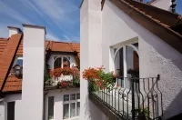 Imperial Apartments - Galeria - Airport Shuttle