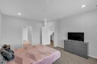 Charming 4br Ranch-style Home Corner Lot 4 Bedroom Home - Homestays