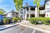 3 Mi to Tpc: Chic Condo w/ Pool Access & Grills - parking