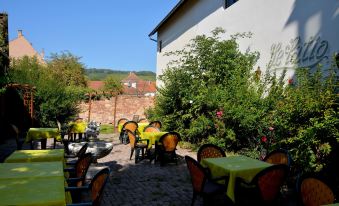 Logis Hôtel du Centre - Halte idéale en Cyclotourisme Avec Garage à vélos Clos