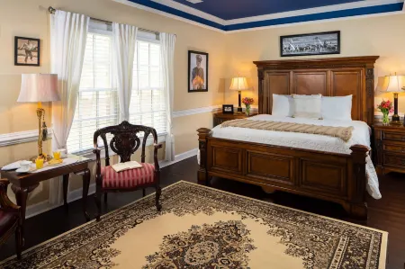 A Williamsburg White House Inn Отели рядом с достопримечательностью «Уильям & Мэри»