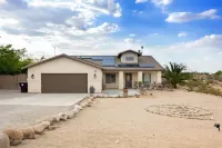 Alana House - Pool, Hot Tub, BBQ, Fire Pit + Walk to Hikes! 4 Bedroom Home by Redawning Hotel a Joshua Tree