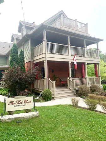 The Red Coat Отели рядом с достопримечательностью «Сентенниал Лилак Гарден»