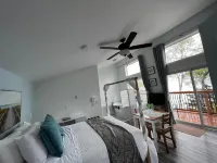 Knotty Pine Cottages, Suites & Motel Rooms Hotel di Victoria County