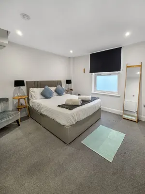 Sleeps 4- 1-Bedroom Apartment – Walking Distance to Grantham Town Centre! Hotels near Belton Park