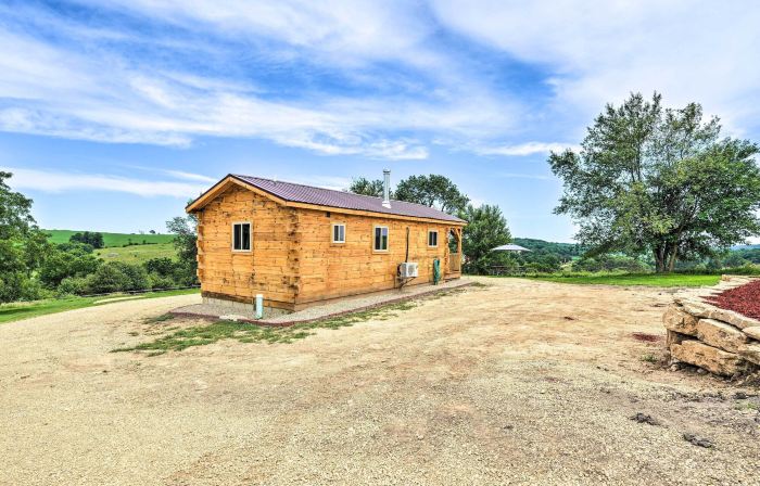 Serene Views: Quiet Farmhouse Cabin in Wisconsin!