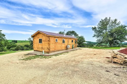 Serene Views: Quiet Farmhouse Cabin in Wisconsin!