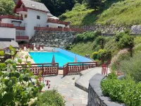 Hotel les Chalets Hotels near Troika
