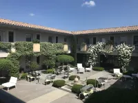 Patio de Violette Hotel a Arpaillargues-et-Aureillac