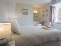 11 Robinsons Row Hotels in Salcombe